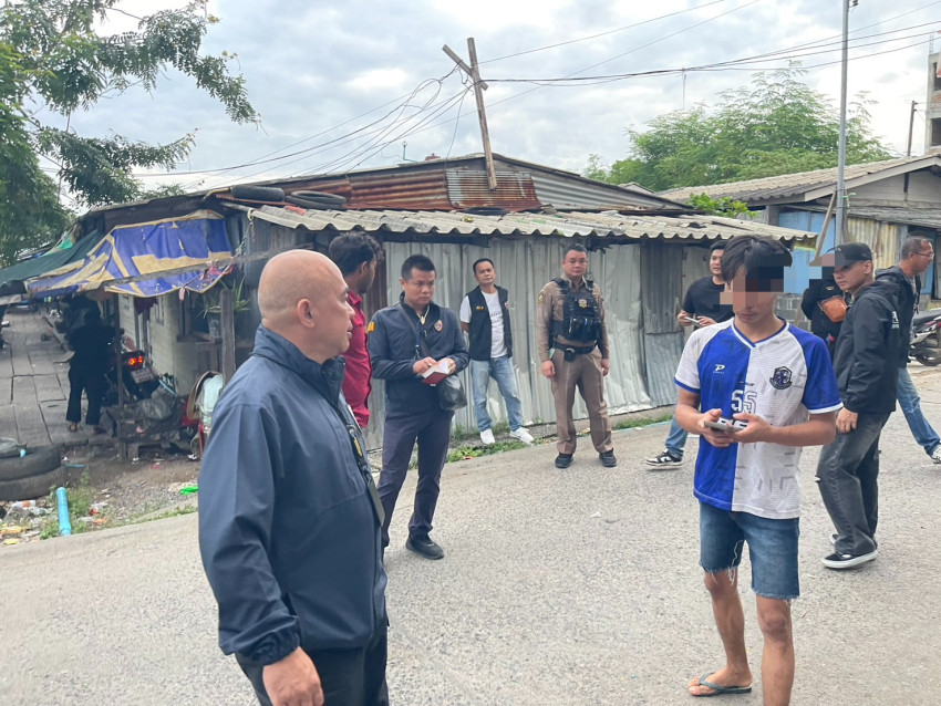 ภายใต้นโยบายของ พล.ต.อ.สำราญ นวลมา ผบ.ตร. ตม.จว. ปทุมธานี บก.ตม.3 โชว์ผลงานจับกุมระดมกวาดล้างต่างด้าวผิดกฎหมาย ภายในบริเวณ อำเภอคลองหลวง จังหวัดปทุมธานี - ภาพที่ 4
